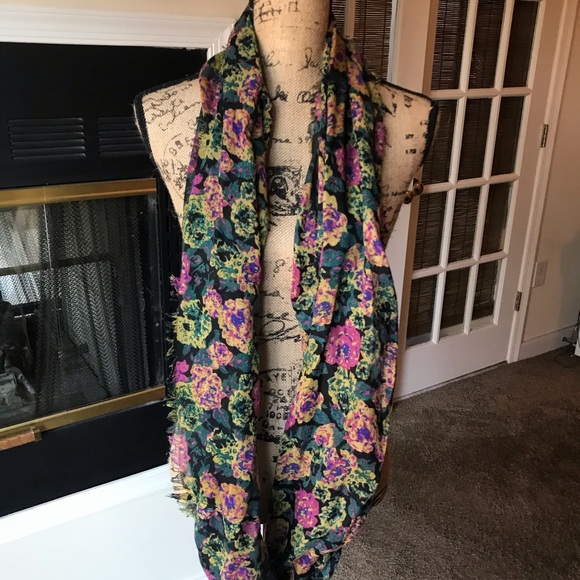 2 Patterned Infinity Scarves - Picture 2 of 3